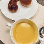 グラスコート - ホテルメイドパンとかぼちゃのポタージュ