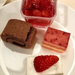 グラスコート - ケーキ各種(クランベリーゼリー(美味しかった)、ロールケーキ、ラズベリーココナッツ、ショートケーキ(美味しかった))