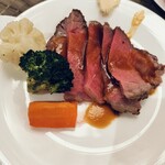 グラスコート - ローストビーフは肉厚でジューシー。もちろん、グレービーソースでいただきました