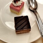 グラスコート - ケーキ各種(オペラ、ラズベリーとピスタチオ)