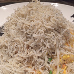 中華酒家飯店 角鹿 - しらす炒飯
      
      店員さんがしらすいっぱい入ったお皿を持ってきて、炒飯にしらすを盛り付けてくれます。
      好きなところでストップと言わないと、いっぱい盛られます笑
      味はとても美味しいです。