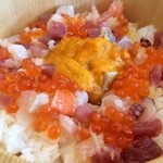 築地ハレの日 - 12種類以上の魚貝が入っているらしい！