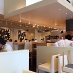 築地ハレの日 - 店内は活気があってまだ新しい！