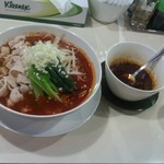 マーラーメン。右側は、辛味だれ。