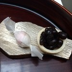 うおがし銘茶 銀座店 茶・銀座 - かき氷に添えられた和三盆と甘納豆