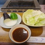 仔牛亭 - サービスの野菜焼きとキャベツ