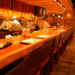 味工房まんま 別館 - 天然一枚板のカウンター席では板前さんのパフォーマンスが目の前で見れます