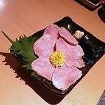 ギュウガテイ - 2014・7牛タン刺し（以前と切り方に変化が）