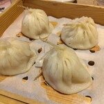 鵬天閣 点心舗 - 熱すぎないフカヒレ入り小籠包