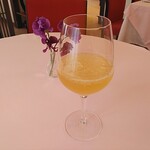 シェムラブルリス - 季節のノンアルコール:洋梨のグラニテをノンアルコール白ワインで溶かす形。待てば待つほど味わいが深くなるし、しゃきしゃき感がいいアクセントに。