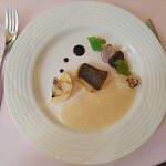 シェムラブルリス - 魚料理:目鯛の脂の乗りがとてもよい。ソースの酸味とクリーム感で脂の強さを中和しつつ。がしっかりあり、つぶ貝の下はホワイトアスパラガス。