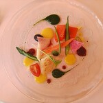 シェムラブルリス - 前菜:山菜とホワイトアスパラガスのみずみずしさは残しつつ、サーモンとホタテが淡白さをフォロー。