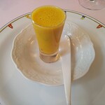 シェムラブルリス - カボチャのポタージュ:カボチャの甘味が前面に。クリームとハーブで甘過ぎは中和されており、ただただ美味しい。