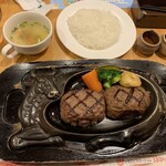 さわやか 浜松鴨江店 - 店員さんにソースをかけていただくこともできる