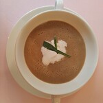 シェムラブルリス - 牛蒡のポタージュ:牛蒡の甘味と旨味が前面に。苦味がないのは何かが混ざっているのか？味が尖った部分はクリームで中和
