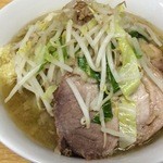 ラーメン二郎 - ラーメン 700円　麺半分・ニンニク・カラメ・アブラ