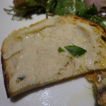 タケル クインディチ - 前菜盛り合わせ・白身魚の磨り身カリカリバゲット載せ
      