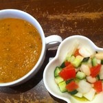 トルコ ロカンタ ケレベッキ - 豆スープとサラダ