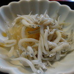 手打そば千花庵 - サービスの釜揚げしらすおろし