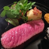 Matasaburo - 切り分けた熟成肉の厚切りステーキ 85g＋付け合わせの野菜