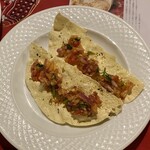 ガラムマサラ - お通し（パパドにスパイスで和えた野菜が乗ったもの）