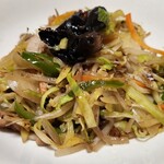 中華タカノ - 肉野菜炒め。人参、ピーマン、キャベツ、きくらげ、もやしなどなど。こちらも中華!!といった感じのパンチ強めの味付け