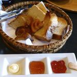 十勝川温泉 三余庵 - パンは、音更町のんびり屋さんのモノ　バター&いちごジャム&ラズベリー・グレープフルーツのミックスジャム
