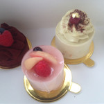 オーブ パティシエ シンジ モリ - ケーキ 左から、ショコラ、桃、ピスタチオ