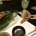 十勝川温泉 三余庵 - 炭塩をお造りにつけて、いただきま〜す♪　鮪以外は道産品のお造りだからなのか、醤油よりも塩の方が風味が損なわれなくて旨かったわ