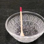 十勝川温泉 三余庵 - お造りにつけられた「炭塩」