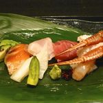 十勝川温泉 三余庵 - 〈お造り〉メヌキ・鮭児・毛ガニの洗い・牡丹海老・本鮪・芽キャベツ・独活・タラの芽