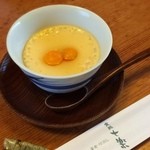 七楽 - すっぽん玉子の茶碗蒸し。可愛らしいオレンジ色のポッチは黄身。どう表現すれば良いのか分かりませんが、クリーミィで独特な風味。こんなの初めて！
