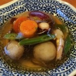 七楽 - 夏野菜と根菜と海鮮のゼリー寄せ。見た目も涼しい和風テリーヌですよ。シャレてるだけでなく、野菜のふくよかな旨味がしっかり溶け込んだ生地も美味。コレ好き♡