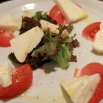 創作串揚げ・山賊焼き 恵比寿大黒天 - トマトとチーズのサラダ