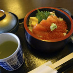 底曳船 - 鮭親子丼1400円