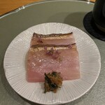 鮨 弥さか - ブリの炙りとギョウジャニンニク味噌