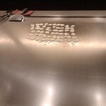 日比谷 モンシェルトントン - ガーリックチップを鉄板で焼く様子・その2です。