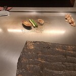 日比谷 モンシェルトントン - 茄子、玉ねぎ、アスパラガスが焼けた様子です。