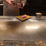 日比谷 モンシェルトントン - 熊本県産の和王のサーロインに、胡椒をふる様子です。