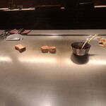 日比谷 モンシェルトントン - 鉄板の上でワインソースを温めながら、フォアグラとパンを焼いている様子です。