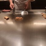 日比谷 モンシェルトントン - フォアグラとパンを焼いている様子です。