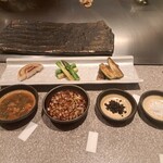 日比谷 モンシェルトントン - 鉄板焼のタレと胡椒、岩塩と鉄板で焼いた茄子、玉ねぎ、アスパラガスです。