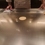 日比谷 モンシェルトントン - キャビアのじゃが芋クレープを焼いている様子・その1です。