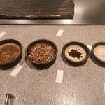 日比谷 モンシェルトントン - 鉄板焼のタレと胡椒、岩塩です。