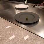 日比谷 モンシェルトントン - ピクルスをのせたお皿です。