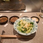 日比谷 モンシェルトントン - 鉄板焼のタレと胡椒、岩塩、シーザーサラダです。