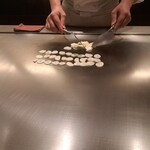 日比谷 モンシェルトントン - ガーリックチップを鉄板で焼く様子・その1です。