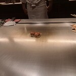 日比谷 モンシェルトントン - フォアグラが焼けている様子です。