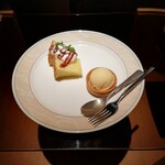 日比谷 モンシェルトントン - デザートのシフォンケーキと、バニラアイスクリームの盛り合わせです。