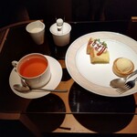 日比谷 モンシェルトントン - 紅茶ならびにデザートのシフォンケーキ、バニラアイスクリームの盛り合わせです。